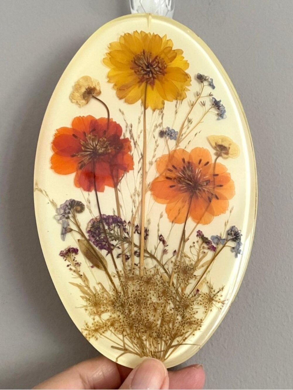 Vintage Handmade Pressed Dried Flowers in Resin Lucite Wall Hang - 6.75” Oval 💐